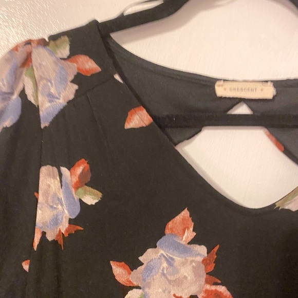 Crescent floral dress/lantern sleeves/open back - Picture 4 of 5